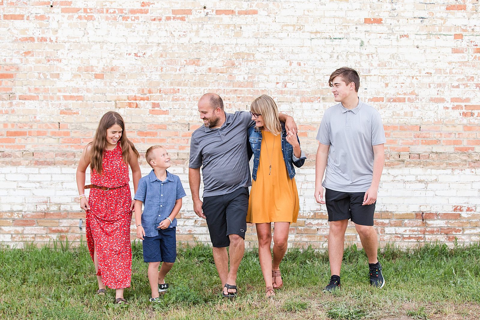 Krystal Moore Photography Moose Jaw Family photos in front of a brick wall