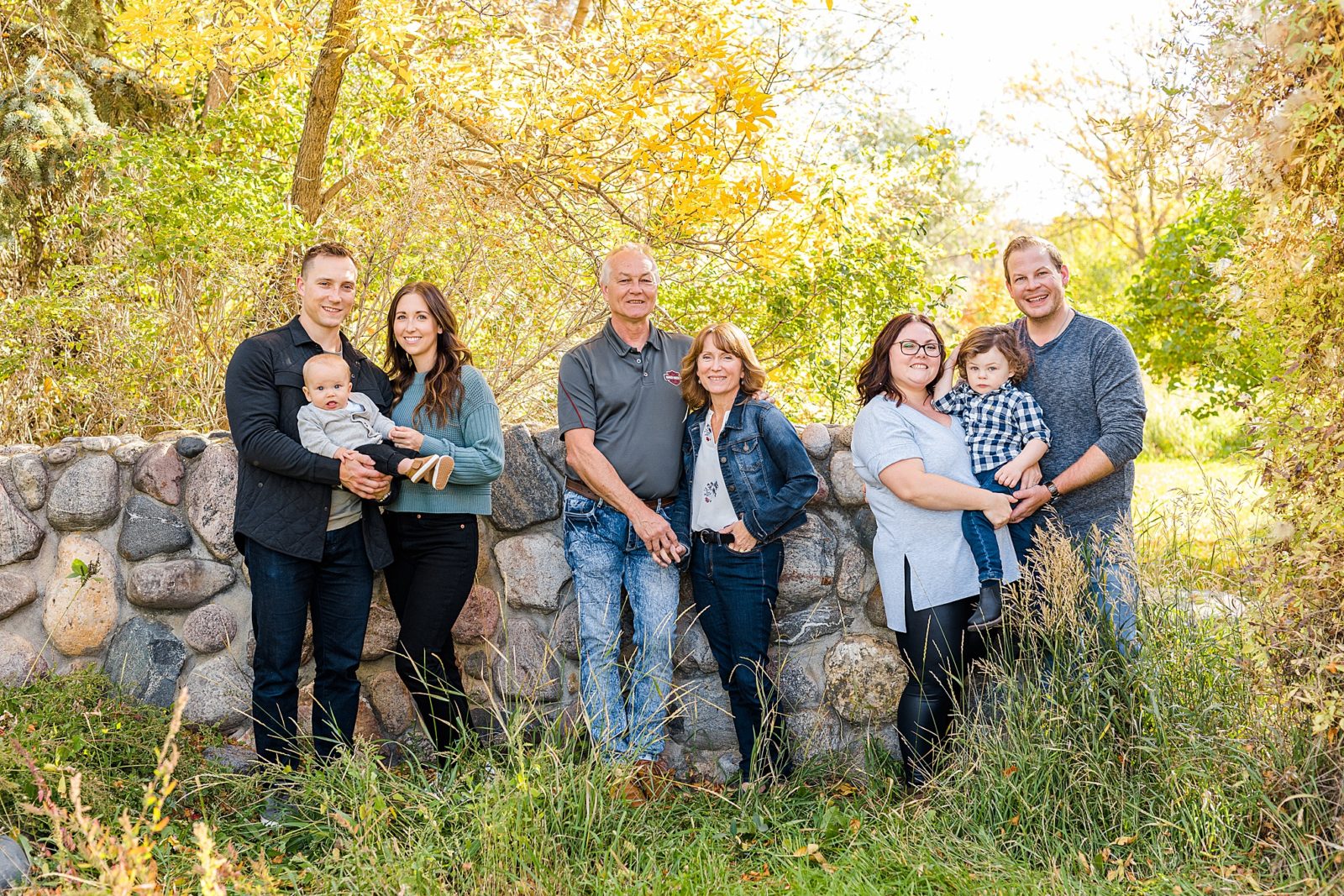 Extended family photos in the fall with young kids