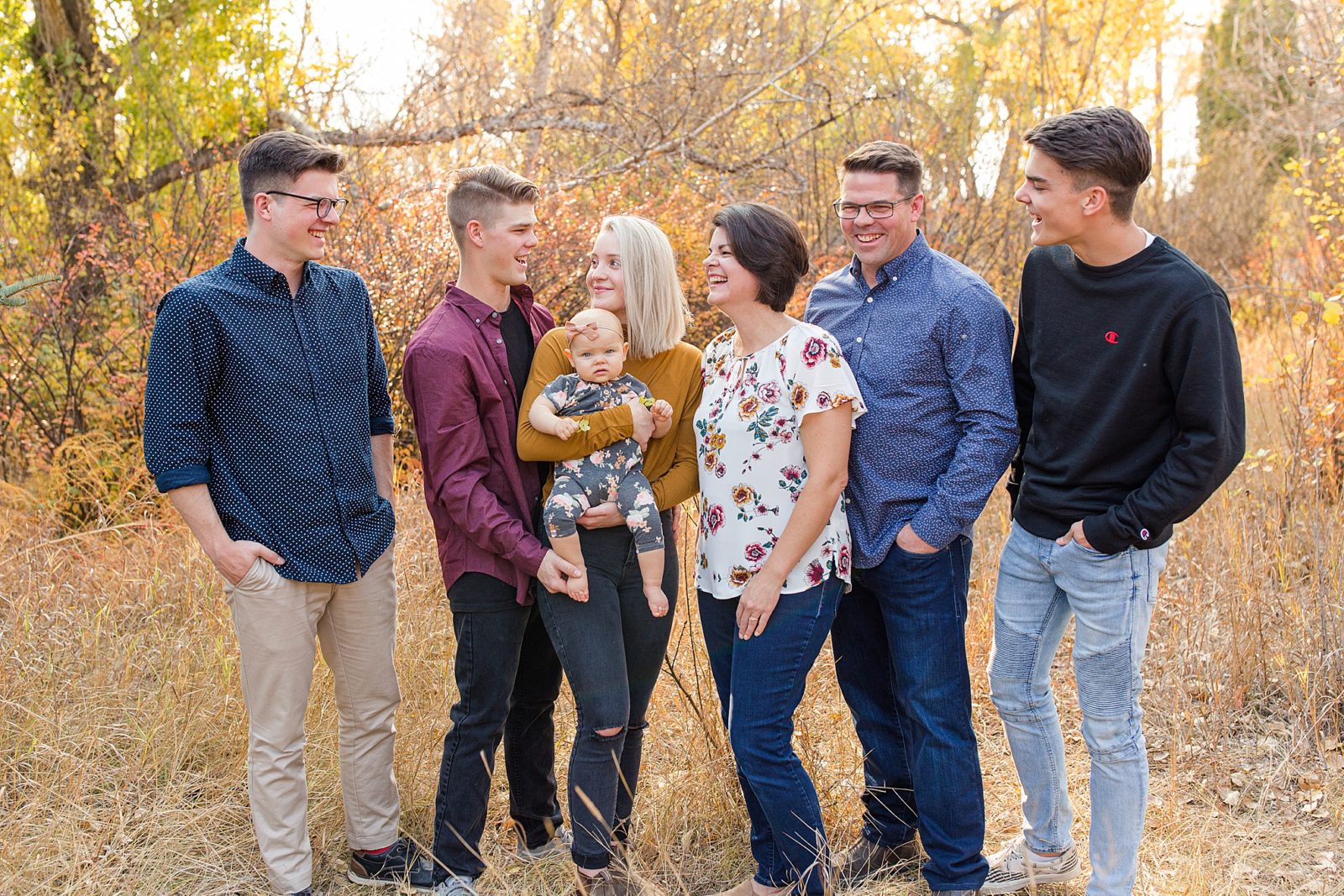 Extended family session with a small baby in the fall in Moose Jaw, Saskatchewan