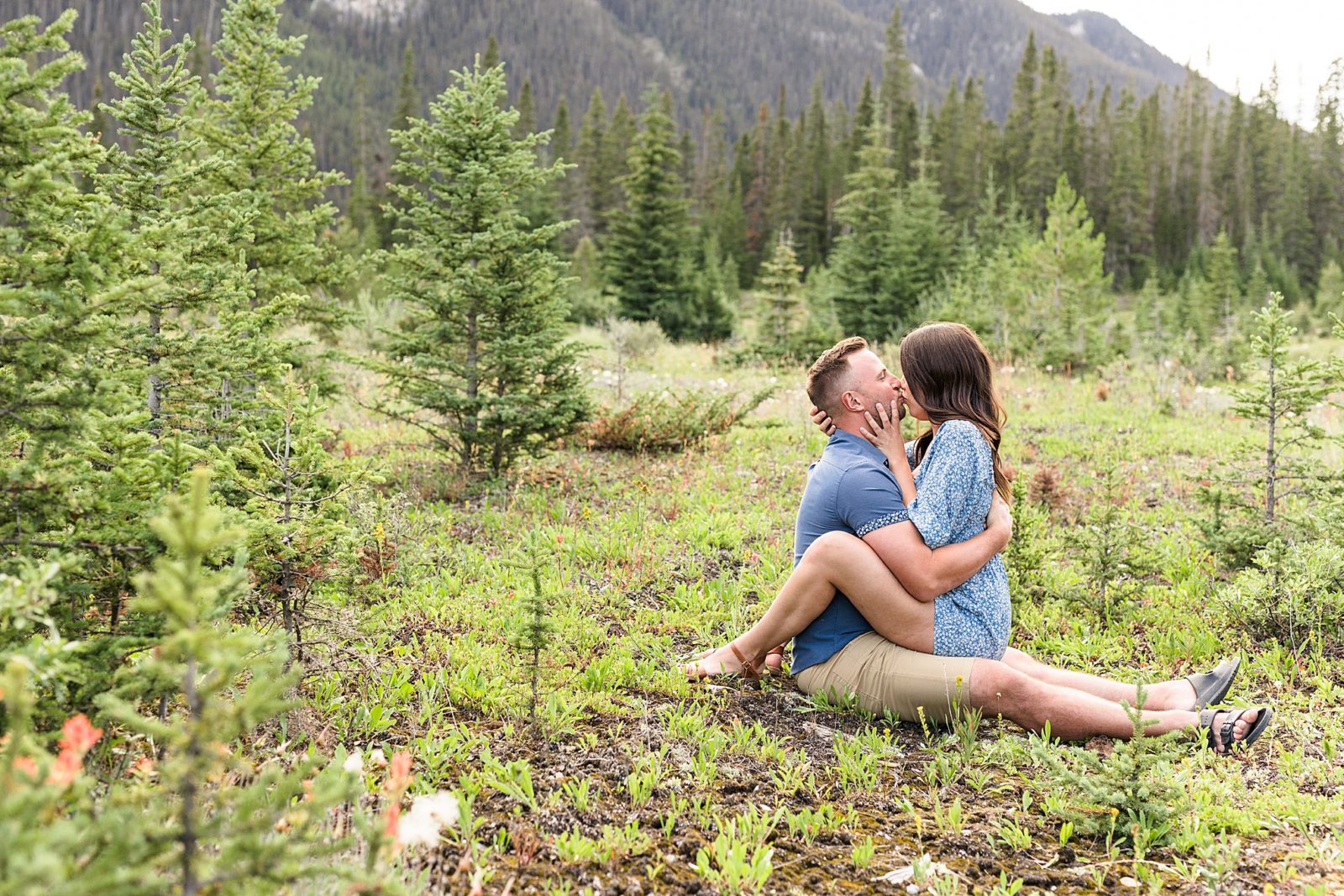 Couple standing in front of mountains in Kananaskis 